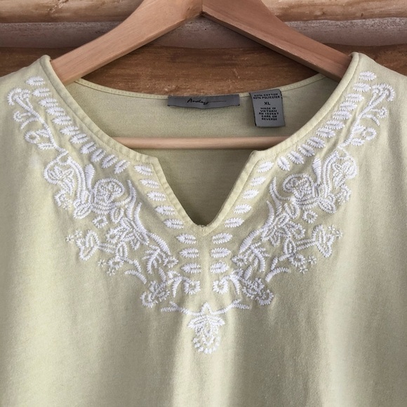 Analogy floral embroidered notched v-neck tee size XL - Picture 3 of 9